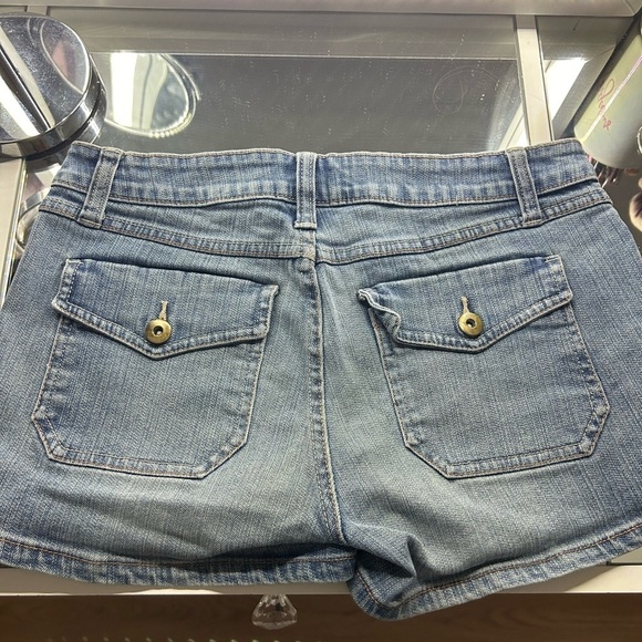 SUPER CUTE LOW RISE BOOTY JEAN SHORTS!!! - Picture 3 of 4
